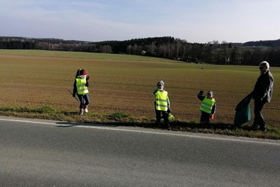 Einsatz an den Straßenrändern – Jung und Alt machen jedes Jahr gemeinsame Sache.
