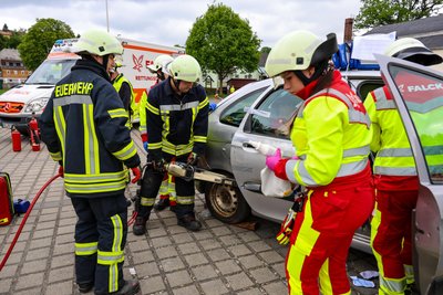 Die Verletzten im Auto mussten von den Feuerwehrleuten befreit werden.