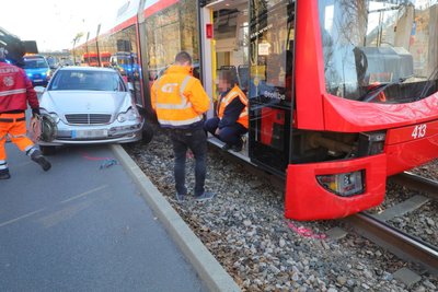 Auch die Straßenbahn wurde schwer beschädigt.