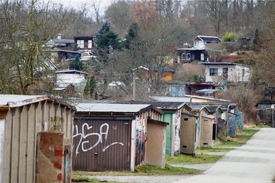 Hoppla, das sieht ja wild aus: Auf einer 6200 Quadratmeter großen Teilfläche der stillgelegten Garagenanlage Nach dem Seehaus werden die Garagen abgebrochen. Die Ausgleichsfläche wird begrünt.