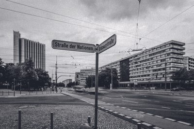 Rau und wie aus einer anderen Zeit wirkt die Stadt in dem Bildband "Kamenica" von Ruediger Glatz.