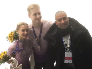 Freuen sich über Bronze: Letizia Roscher und Luis Schuster mit Trainer Robin Szolkowy (v.l.).