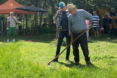 Sensenlehrer Mario Knoll (rechts) zeigt Patrick Stark, wie man mit dem Werkzeug besser nicht umgeht.