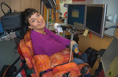 Trotz ihrer schweren körperlichen Behinderung möchte Annett Ströhla zumindest ein klein wenig selbstständig werden. Bei ihrer Arbeit in der Lukaswerkstatt ist sie das bereits.