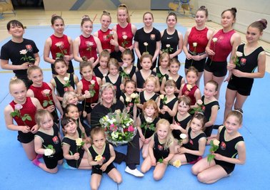 Umringt von "ihren Sprösslingen" sitzt Kerstin Goll. Seit mehr als 30 Jahren ist sie Trainerin beim Sportakrobatikverein Schwarzenberg und war selbst einst als Akrobatin aktiv. 