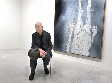 Georg Baselitz befasst sich in seinen Bildern auch mit dem Altern, auf dem Foto ist er 2018 vor einem seiner diesbezüglichen Gemälde zu sehen. 