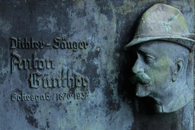 „Deitsch und frei“? Gedenktafel für Anton Günther im tschechischen Boží Dar, dem früheren Gottesgab.