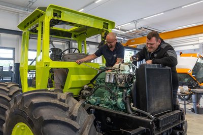 Zur neuen Niederlassung gehört eine Werkstatt, in der Baumaschinen von Patrick Klötzer und Marc Gerecke repariert werden.