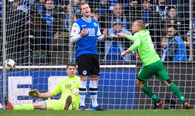 Der Ausgleich zum 2:2 in Bielefeld für den FC Erzgebirge Aue durch Nicky Adler (rechts).