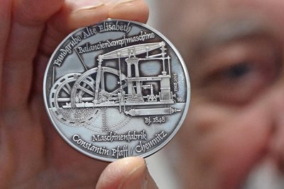Auf der Rückseite der jüngsten Medaille zur Bergbaugeschichte Erzgebirge wird an den Bau einer Dampfmaschine in Chemnitz für das Bergwerk in Freiberg erinnert.