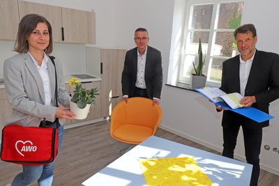 Martina Hegewald, Jörg Lehmann und Steffen Uhlmann (v. l.) in einem der Appartements.