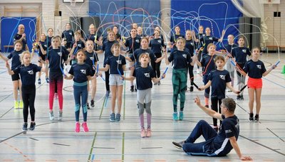 Die Brander Rope-Skipping-Abteilung wird von den beiden Übungsleitern Jens Matthes (r.) und Steffen Böhme (l.) schon seit vielen Jahren geführt. Drei Einheiten pro Woche werden absolviert. Vor Wettkämpfen wird oftmals noch eine vierte Schicht eingeschoben.