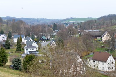 Blick auf Lichtenberg im Erzgebirge. „Es wird immer mal ein Haus in Lückenbebauung gebaut“, sagt die Bürgermeisterin.