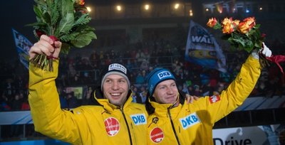 Nach dem Viererrennen im Jubel vereint: Sieger Nico Walther (links) und sein Kumpel sowie Konkurrent Francesco Friedrich.