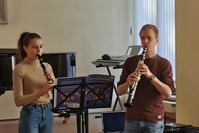 Zur Auftaktveranstaltung der neuen Musikschulreihe machte Vincent Burkowitz, Klarinettist der Vogtland Philharmonie, in Theorie und Praxis mit diesem Instrument vertraut. 