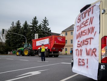 Solche Plakate mit diesem Spruch waren an fast allen Fahrzeugen befestigt. Der Traktor mit dem großen Anhänger fuhr am Ende der Kundgebung vom hinteren Teil der Kolonne bis zur Kreuzung vor. Fotos (3): Kristian Hahn