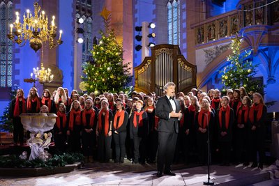 Jonas Kaufmann wird vom Chor der Evangelischen Schulgemeinschaft Erzgebirge unterstützt.