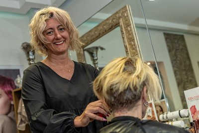 Friseurobermeisterin Korinna Ernst aus Falkenstein spricht seit vielen Jahren für das Friseurhandwerk im Vogtland. Trotz schwieriger Umstände bleibt sie Optimistin.