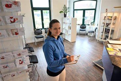 Azubi Julie Buckler im Empfangsraum die Tiergesundheitszentrums mit Tierpraxis, Notdienst, Hundeschule, Physiotherapie, Osteopathie, Ernährungsberatung und Naturheilkunde.