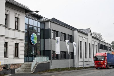 Das Chemiewerk an der Bahnhofstraße in Oberlichtenau existiert bereits seit 1902. Zunächst wurden dort Bohnerwachse und Seifenlösungen hergestellt, später kosmetische Aerosole. Seit 1997 gehört es zu Tunap.