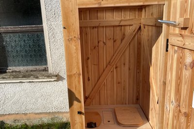 Noch jungfräulich - das Garten-WC mit Sitz für Kinder und Erwachsene. Und mit getrennter Entsorgung von Groß und Klein.