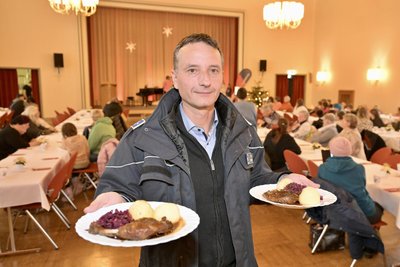 Ingo Reichel, Kreisvorstand der Johanniter-Unfall-Hilfe, während des Adventsessens für Bedürftige im Kulturhaus Aue.