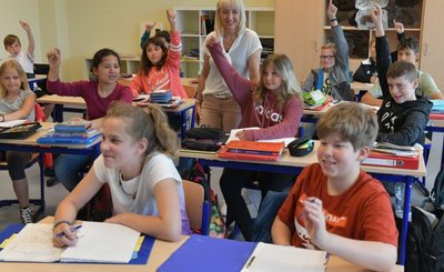 Nach den aktuellen Anmeldezahlen sieht Freiberges Oberbürgermeister alle Schulen seiner Stadt im Bestand gesichert - im Bild: Ines Döring am Mittwoch im Deutschunterricht in der Klasse 5 a der Ohainschule.