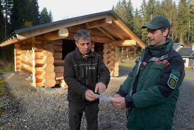 Förster Stefan Voigt (rechts) ist hoch zufrieden mit dem neuen Blockhaus, das die Firma von Veit Huster bei Beerheide gebaut hat. Noch ist der neue Rastplatz am Rißweg namenlos, bis zum Frühjahr soll sich das ändern.