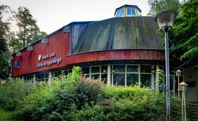 Was lange leer stand, wird endlich gut? Der Investor Lars Fassmann will dem "Haus am Klein-Erzgebirge" neues Leben einhauchen. 