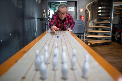 Freie-Wähler-Stadtrat Tommy Wetzel beim Tischbowling, das nach exakt den gleichen Regeln wie der beliebte Kegelsport im Großformat gespielt wird.