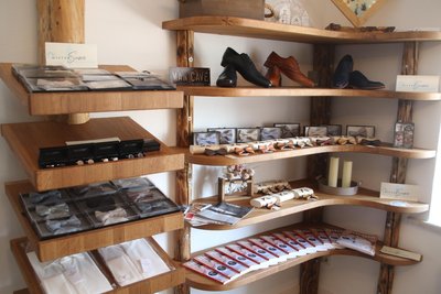 Auch Fliegen, Schuhe und anderes Zubehör finden Kunden bei Susi Nötzel in Augustusburg.