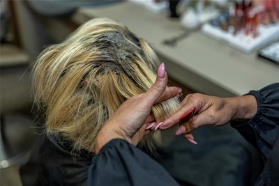 Insbesondere die Teuerung bei der Haarkosmetik zwingt Salons wiederholt zur Preiserhöhung. Mit steigenden Preisen müssten Kundinnen und Kunden auch in Zukunft rechnen.