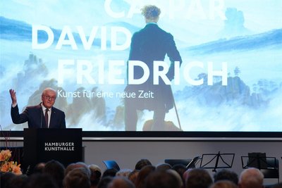Ende 2023 eröffnete Bundespräsident Frank-Walter Steinmeier die Jubiläumsschau zu Caspar David Friedrich in der Hamburger Kunsthalle.