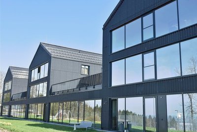 Warten auf den zweiten Neuanfang: Nach einer langen Durststrecke und dem coronabedingten Leerstand hofft das Kollektiv der Jugendherberge Schöneck darauf, endlich bald wieder Gäste aufnehmen zu können.