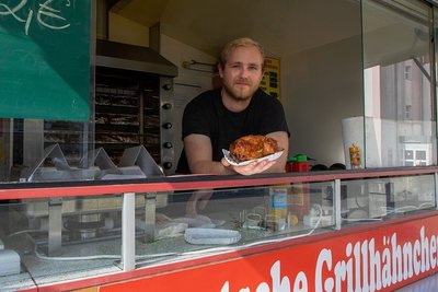 Michael Schubert verkauft im Hähnchengrill an der Morgenbergstraße. Die zahlreichen Einbrüche in den Verkaufsstand hatten für ihn bereits Folgen. 