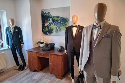 Bilder des Malers Jan Bärmig sind im Augustusburger Bekleidungsgeschäft „Mister Suisses“ zu sehen.