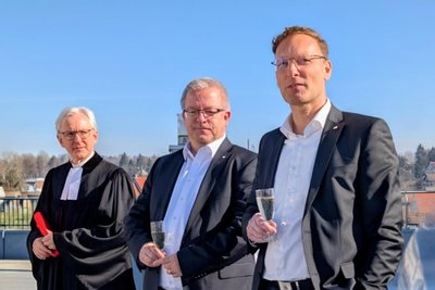 Dompfarrer Andreas Wiedemann, Arnd Heidemüller und Rico Kaden (v.l.) von der VR Bank bei der Übergabe der Wohnungen an die Awo.