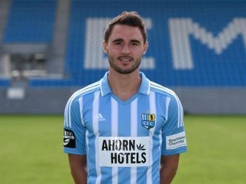 Fußballspieler Kevin Conrad posiert im Stadion.