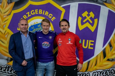 Vereinspräsident Helge Leonhardt, Jan Hochscheidt und Aue-Coach Dirk Schuster.