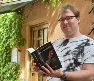 Enrico Schnitzer mit seinem Erstlingswerk "Der Patenmörder". 