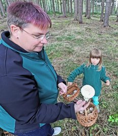 Emily hat Glück: Mutter Peggy Strobelt (li.) ist Pilzberaterin. Da bekommt sie schon von klein auf mit, welche Pilze ungenießbar sind. Wer unsicher ist, sollte die Pilze entweder stehen lassen oder zum Pilzberater bringen.
