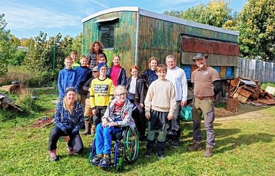 Schüler der 7. Klasse aus der Montessori-Oberschule bauen derzeit für die Falknerei Herrmann einen alten Bienenwagen aus.