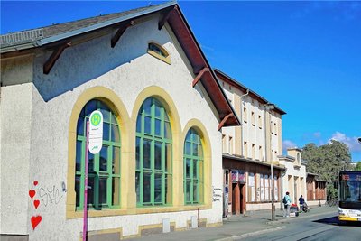 Die ehemalige Mitropa (links) des Werdauer Bahnhofes könnte erhalten bleiben und neu genutzt werden.