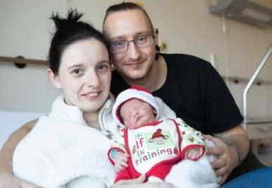 Julia und Marcel mit ihrem Sohn Ryu Dante.