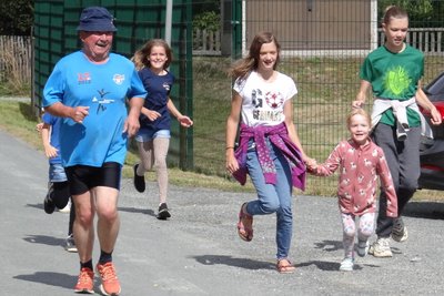 Norbert Gräßel aus Rehau (links), der älteste Teilnehmer, wird beim Zieleinlauf gefeiert.