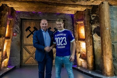 Fußball-Zweitligist FC Erzgebirge Aue hat den Vertrag mit Jan Hochscheidt vorzeitig verlängert.