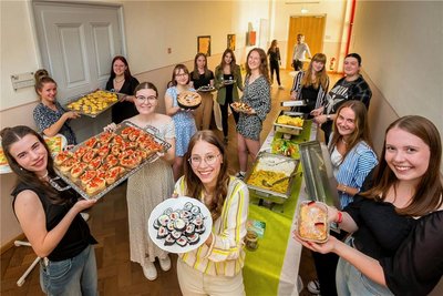 Zur kulinarischen Weltreise beim Kulturversuch haben Schülerinnen gekocht und gebacken. Foto: Kristian Hahn