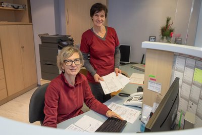 Zum Team in der Ehrenfriedersdorfer Praxis gehören Katja Thierfelder (vorn) und Madlen Schuffenhauer.