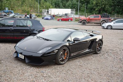 Ein Lamborghini war eines der zahlreichen Autos, die beim Tuning-Treffen „Cars & Cocktails“ an der alten Ziegelei an der Voigtsberger Straße in Oelsnitz zu sehen waren.