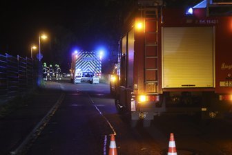 73-Jährige schwer verletzt: Dacia prallt in Klaffenbach gegen BMW - Die Adorfer Straße im Chemnitzer Ortsteil Klaffenbach musste gesperrt werden.